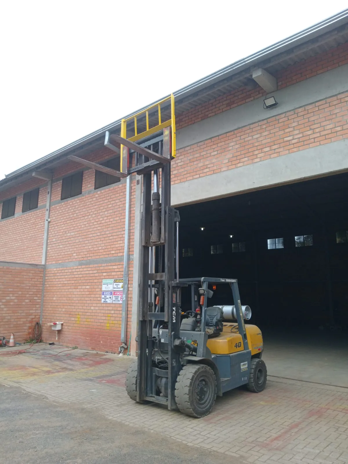 Empilhadeira TCM FG40T9 Ano 2011 + Acessórios