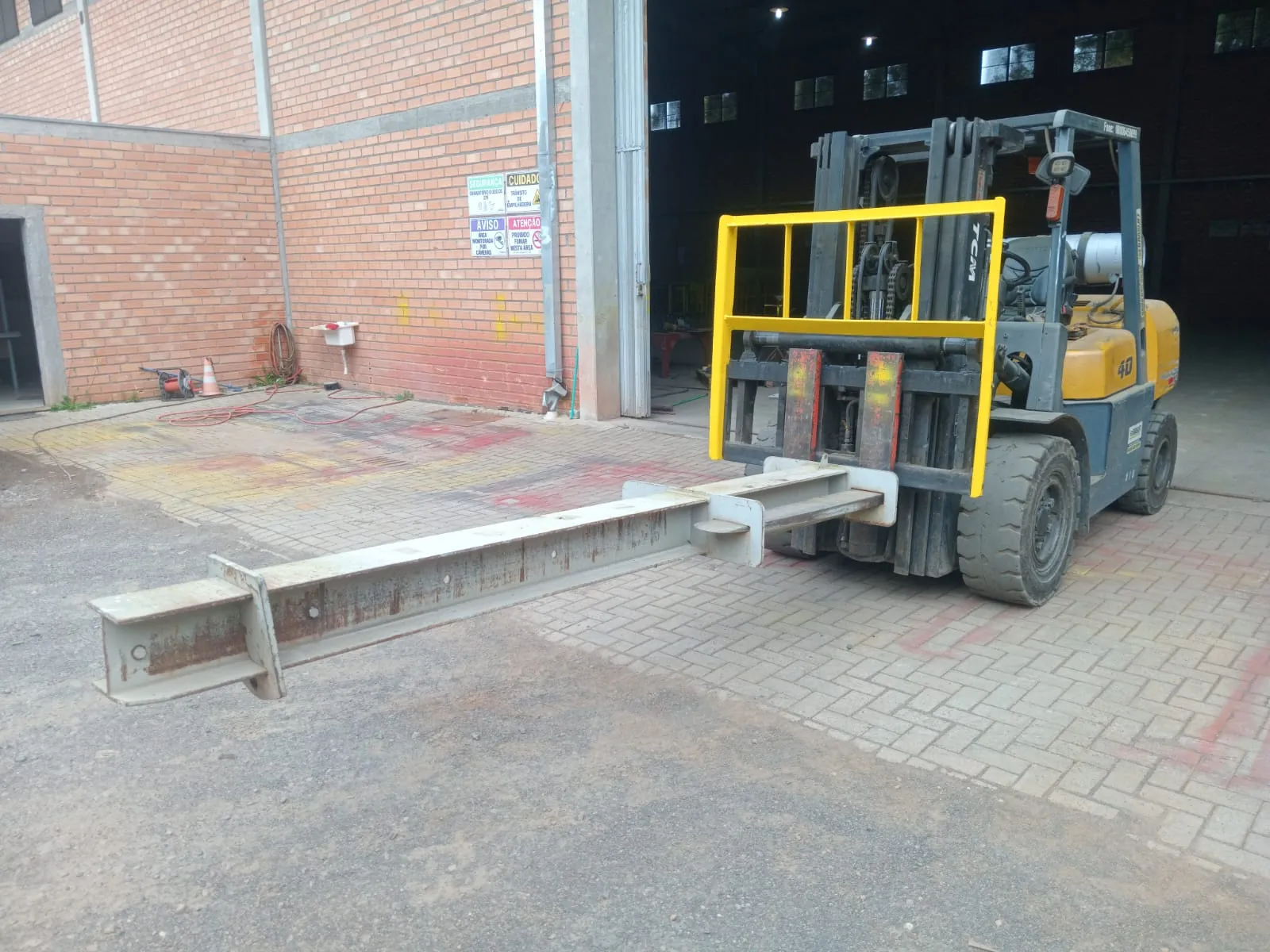 Empilhadeira TCM FG40T9 Ano 2011 + Acessórios