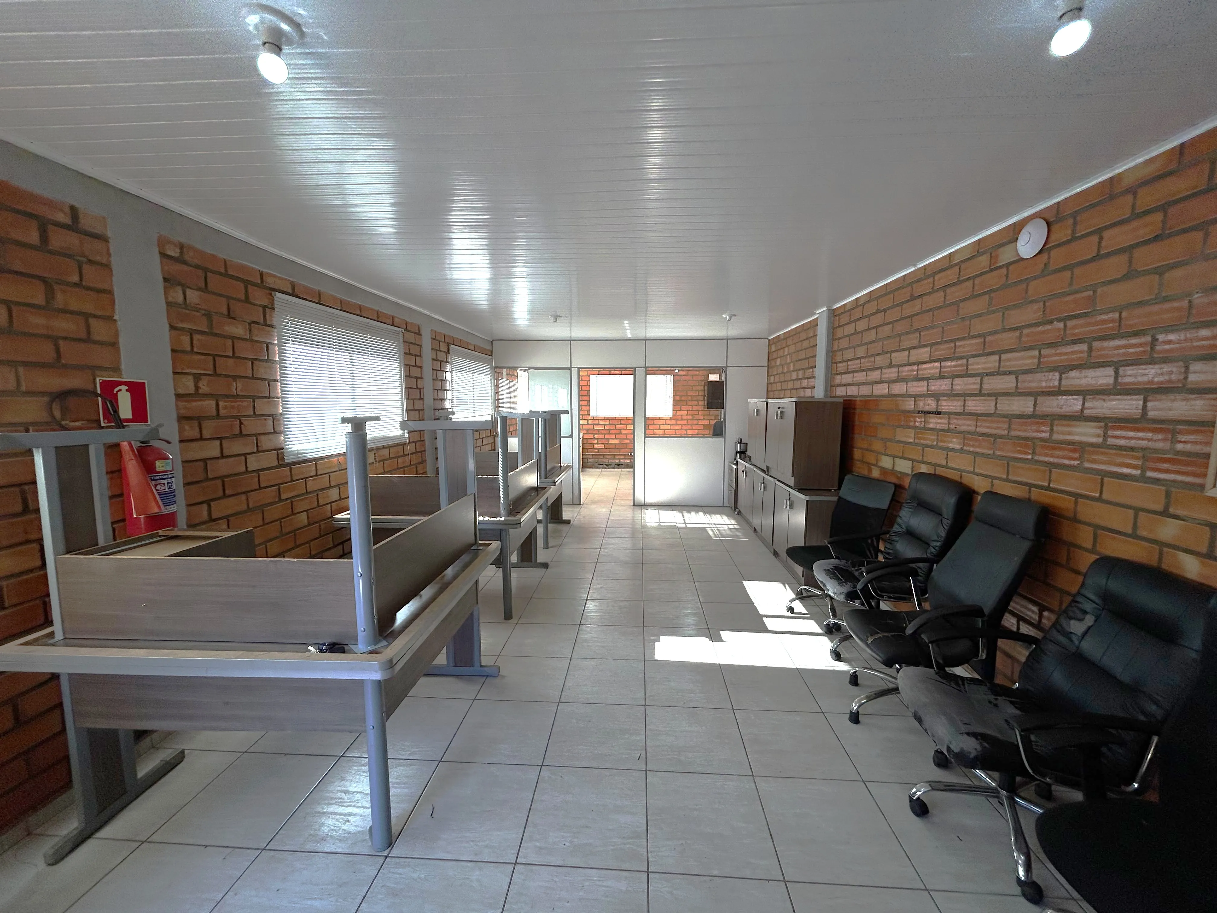 Lote de Mobiliário Administrativo e de Escritório