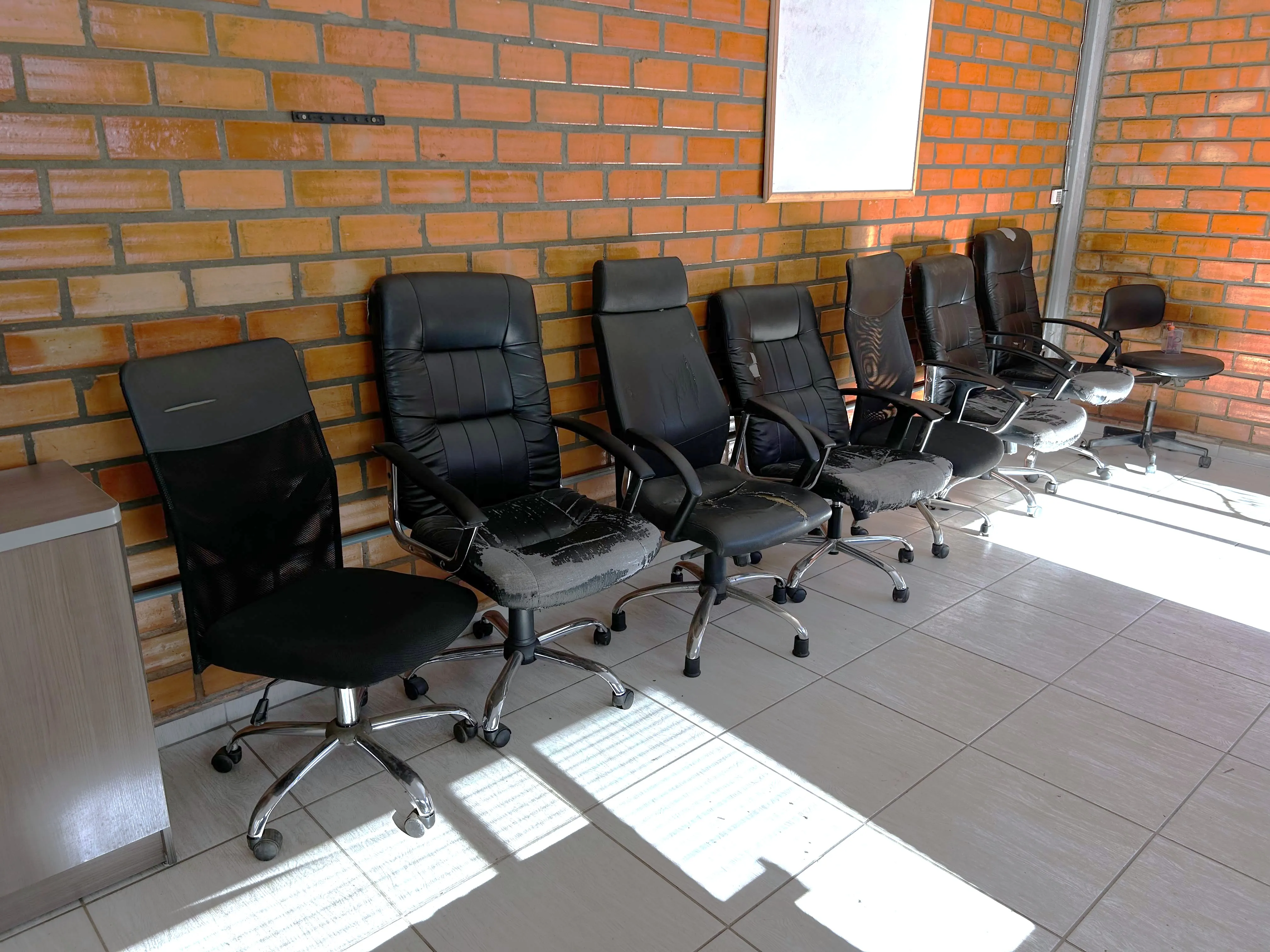 Lote de Mobiliário Administrativo e de Escritório