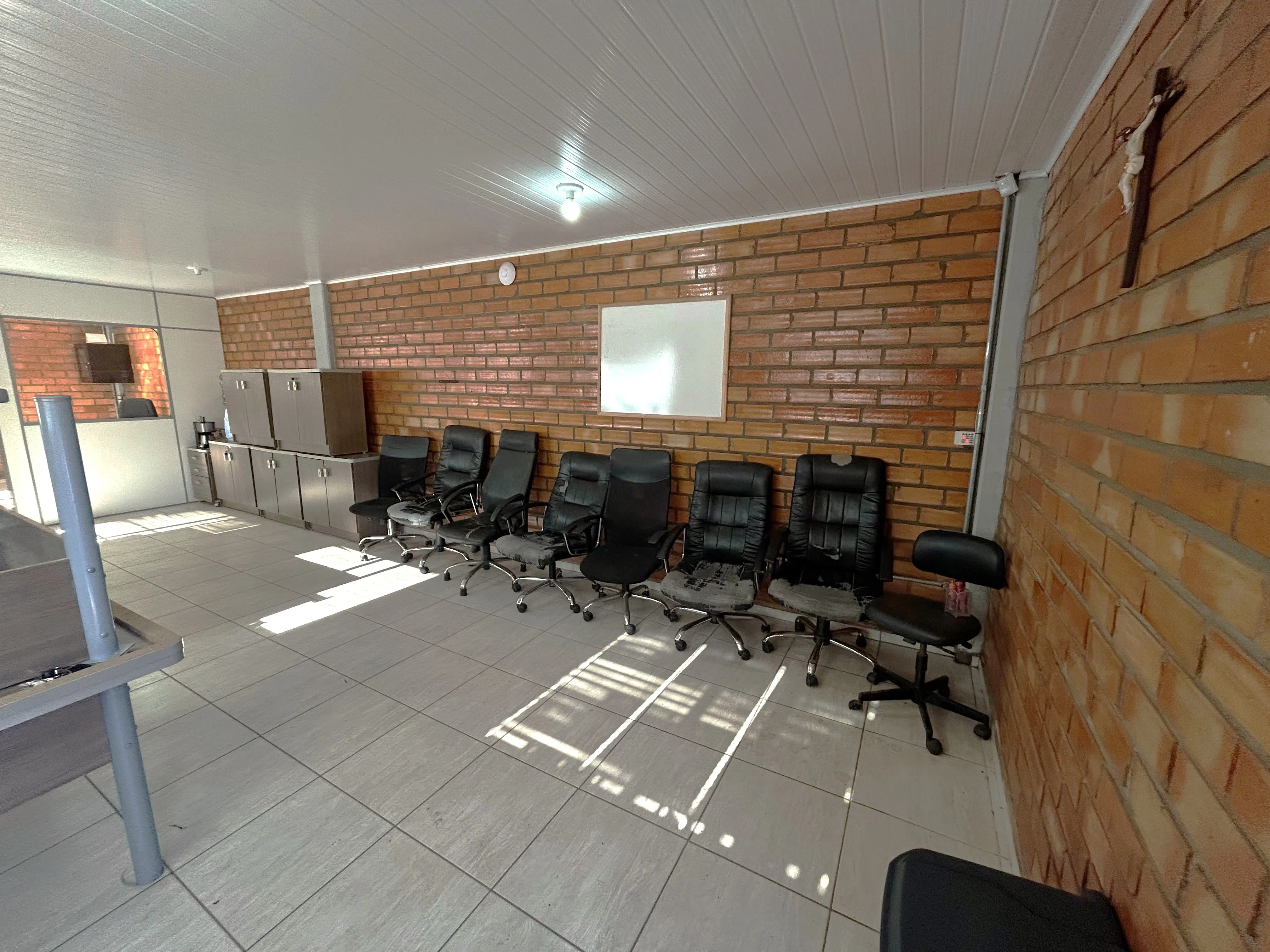 Lote de Mobiliário Administrativo e de Escritório