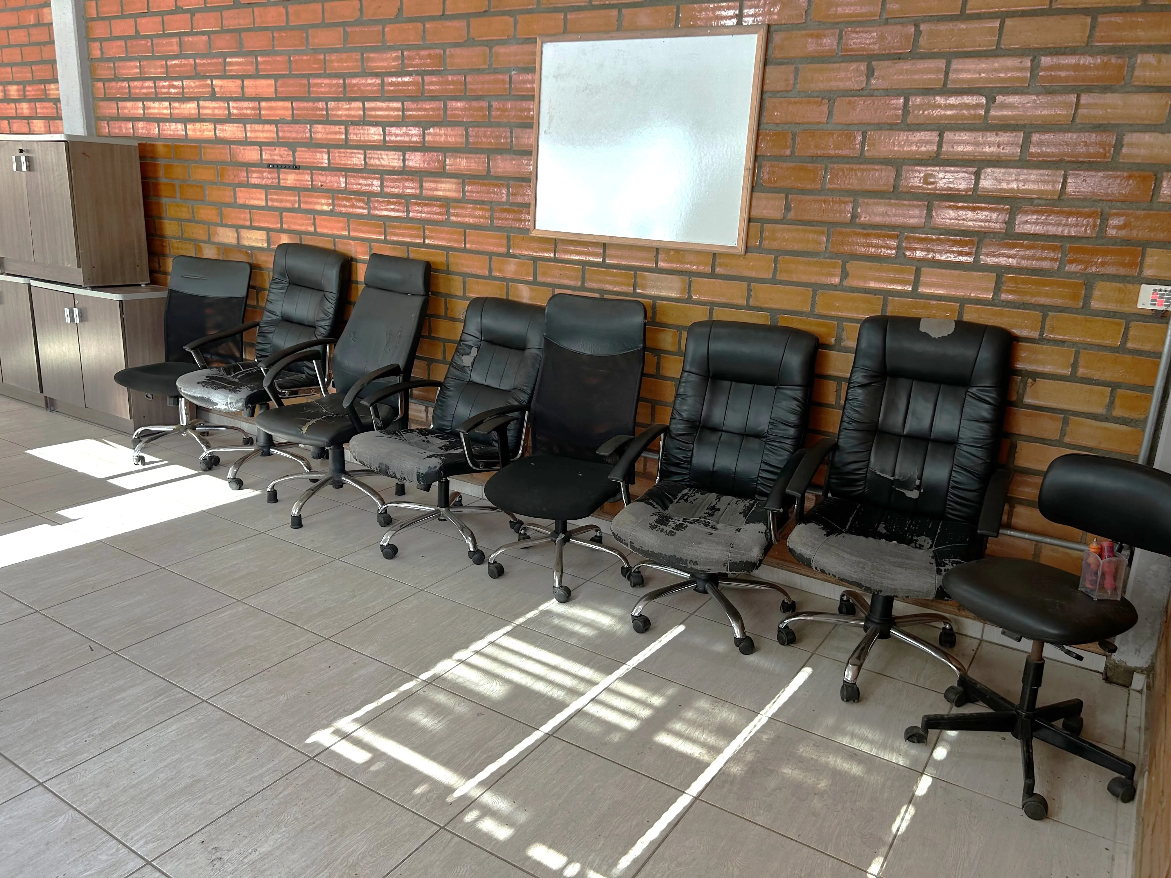 Lote de Mobiliário Administrativo e de Escritório